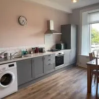 5 minutes from Loch Lomond - Newly Renovated Ground Floor 1-Bed Flat，位于Bonhill的酒店