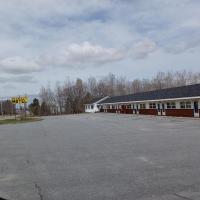 Russell's Motel，位于CaribouNorthern Maine Regional at Presque Isle - PQI附近的酒店