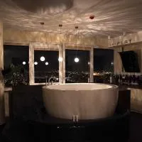 sky FLAT jacuzzi sauna 27 FLOOR，位于克莱佩达的酒店