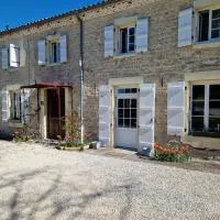 ESCALE AU CLOS SAINT MARTIN DE JUILLERS Gîtes et Chambres d'hôtes,位于Saint-Martin-de-Juillers的酒店