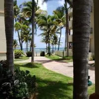 1st Level Unit Steps to Beach- Cold Air Conditioner at Poza del Mar Luquillo，位于卢基约的酒店