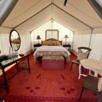 Cosmo Glamping Tent at Zenzen Gardens，位于Paonia的酒店