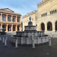 A CASA CAVOUR centro storico Rimini di fronte al Teatro Galli，位于里米尼历史中心区的酒店
