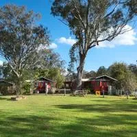 Carriageway Retreat - Unique Red Rattler Carriages and Units，位于Brookfield的酒店