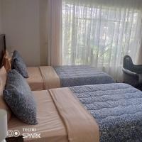 Guesthouse with green garden and pool - 2102，位于哈拉雷的酒店