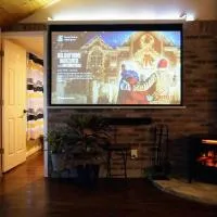Cozy Home with Big Yard - Full Kitchen-More Than a Hotel Stay!，位于Lyles的酒店