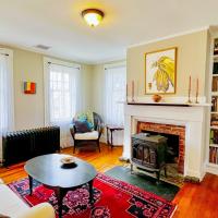 Full of Light Cottage，位于罗克兰诺克斯县地区机场 - RKD附近的酒店