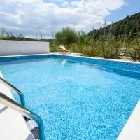 Mila and Jurija Formenti 2 apartments in heart of nautic marina, with heated swimming pool May till October, bikes, Sup, kajak, free parking in our garden,位于斯克拉丁的酒店