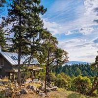 Cliff Top Family Home Over Looking the Ocean，位于Pender Island的酒店