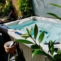 Huge Luxury 8 Bed Manor House Hot Tub Pool Table，位于萨弗伦沃尔登的酒店