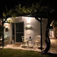 Under the vine garden house，位于Platánion的酒店