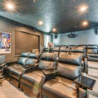 Luxe Lake Charles Escape with Home Theater!，位于查尔斯湖Lake Charles Regional - LCH附近的酒店