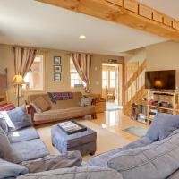 Spacious Jay Peak Vacation Rental with Mountain View，位于JayNewport State - EFK附近的酒店