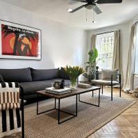 Crown Heights Charmer with private backyard access，位于布鲁克林Crown Heights的酒店