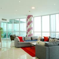 Luxurious Penthouses，位于迪拜迪拜节日之城的酒店