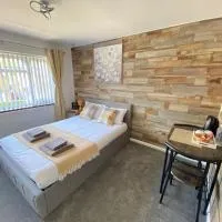 Gatwick Deluxe En-suite Rooms，位于霍利伦敦盖特威克机场 - LGW附近的酒店