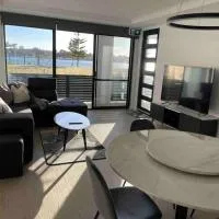 New ground floor 2 bed/2 bath Apartment Marina，位于曼哲拉的酒店