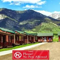 Wolf Den Log Cabin Motel and RV Park，位于Thayne的酒店