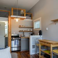 Tiny House by KABINO Mini Modern TINY HOME Heart of Green Lake Pet Friendly WiFi Loft up Ladder plus Sleeper Sofa，位于西雅图Phinney Ridge的酒店