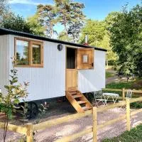 The Hereford Hut, Charming 1 bedroom Shepherds Hut，位于Callow的酒店