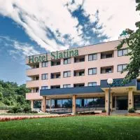 A Hoteli - Hotel Slatina,位于弗尔尼亚奇卡矿泉镇的酒店