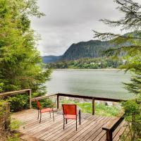 Juneau Vacation Home Stunning View and Beach Access，位于Mendenhaven的酒店