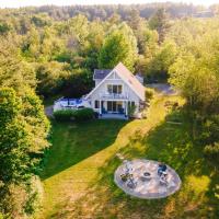 Charming Hammondsport Home with Lake Views and Pool!，位于哈蒙兹波特的酒店