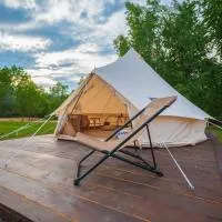 Glamping La Octav，位于Tîrpeşti的酒店