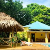 Private Villa on 2-Acres of Jungle Garden & Pool，位于曼萨尼约的酒店