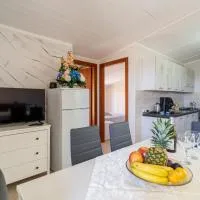 Luxury and Comfort in a Sea View Apartment，位于斯特龙戈利的酒店