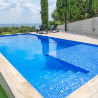 Villa Santa Cristina Primera L&iacute;nea Playa Piscina Barbacoa Aire Acondicionado，位于布拉内斯的酒店