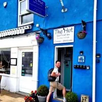 The Hut Wales - A Sea Front Inn，位于霍利黑德的酒店