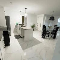 Stylish and luxurious apartment basement unit，位于隆格伊蒙特利尔/圣休伯特机场 - YHU附近的酒店