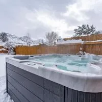 Modern home near UVU and BYU with hot tub and mountain views，位于奥勒姆的酒店