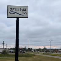 Devils Lake Inn，位于魔鬼湖魔鬼湖地区机场 - DVL附近的酒店