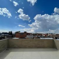 Hermoso apartamento con terraza, excelente ubicación cerca al centro de la ciudad，位于波哥大Puente Aranda的酒店