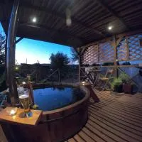 Cabaña Refugio Magenta con tinaja caliente incluida，位于Ñipas的酒店