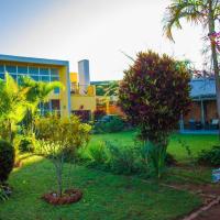 Room in Villa - The white-orange bedroom with a pleasant view overlooking the lake，位于塔那那利佛的酒店