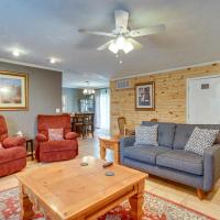 Lawton Home with Deck, Near Casinos and Museums!，位于劳顿Lawton-Fort Sill Regional - LAW附近的酒店