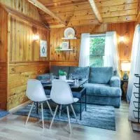 Fire Pit, Deck & Grill: Cozy Twain Harte Cabin!，位于Twain Harte的酒店