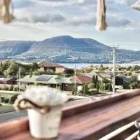 Modern holiday home in Hobart - Stunning Mountain & Water views，位于Rosetta的酒店