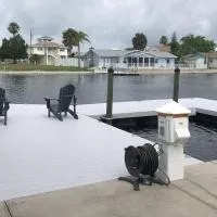 Waterfront Hernando beach house on deep water canal w/dock, fishing, kayak，位于Hernando Beach的酒店