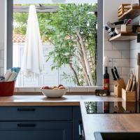 Charming Beachfront House with Office，位于帕格的酒店
