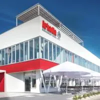 扎尔兹拉斯克维斯阿卡迪亚酒店，位于Jelcz-Laskowice的酒店