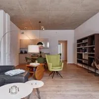 havelblau Ferienlofts - Stilvoll wohnen unmittelbar an der Havel - zentral - Küche - WLAN - Wallbox - Kajaks und Fahrräder vor Ort，位于哈弗尔河畔勃兰登堡的酒店
