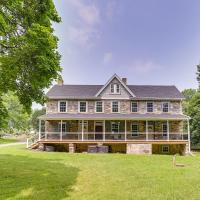 Spacious Country Home in Coatesville on Old Ranch!，位于Coatesville切斯特县卡尔森机场 - CTH附近的酒店