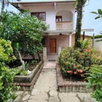 Casa de Rojo 3 Bedroom house with private Pool and all amenities，位于博卡斯德尔托罗Bocas del Toro Isla Colon International Airport - BOC附近的酒店