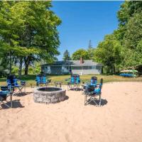 Beautiful home on Lake Michigan, near Escanaba，位于Bark River德尔塔县机场 - ESC附近的酒店