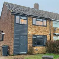 Fabulous 4 bed 4 bath right by Luton Airport，位于卢顿伦敦卢顿机场 - LTN附近的酒店