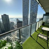 Luxury Downtown Toronto 2 Bedroom Suite with City and Lake Views and Free Parking，位于多伦多港畔区的酒店